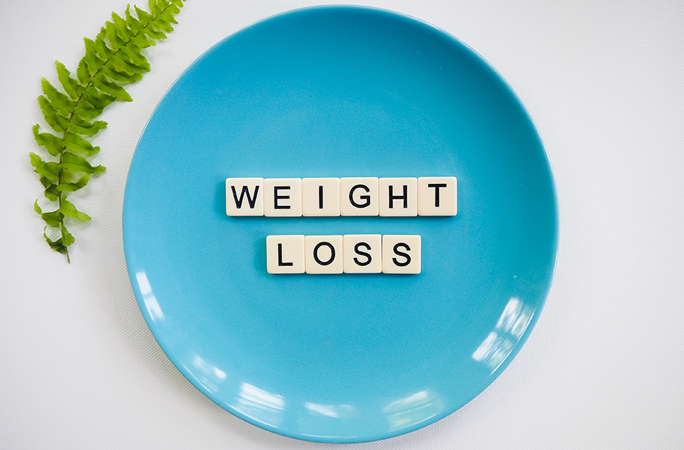 How Can I Lose Weight in 2020?, image of a plate that says weight loss in text on it.