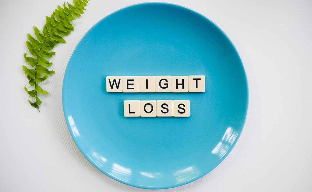 How Can I Lose Weight in 2020?, image of a plate that says weight loss in text on it.